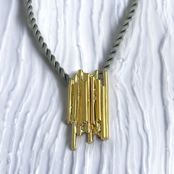 IN-LINE PYRAMID GOLD PENDANT