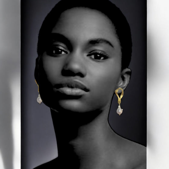 PELTATA WHITE BAROQUE PEARL EARRINGS