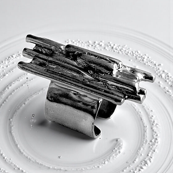 IN-LINE PYRAMID RHODIUM RING