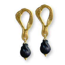  PELTATA BLACK BAROQUE PEARL EARRINGS