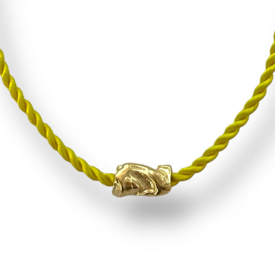 SCULPTED PIEDRA PENDANT IN YELLOW